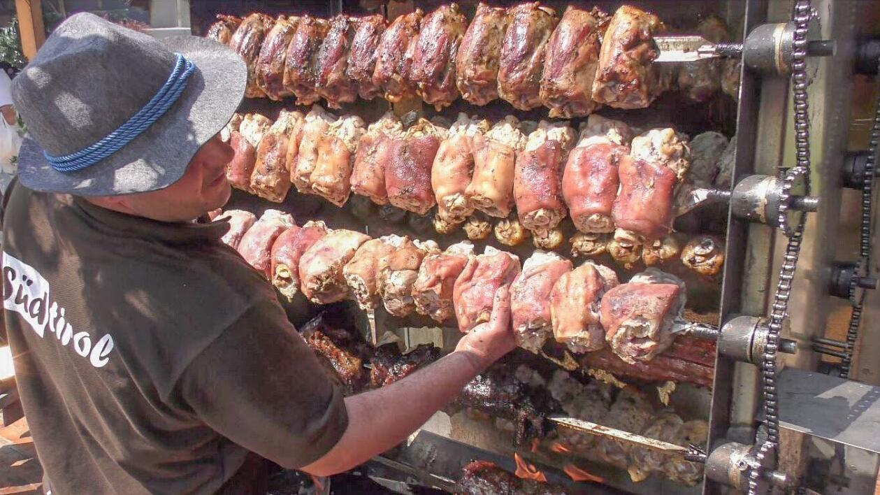 奥地利街头烤架上巨大的腿肉串,直接撸一块下来啃,肯定很塞牙!